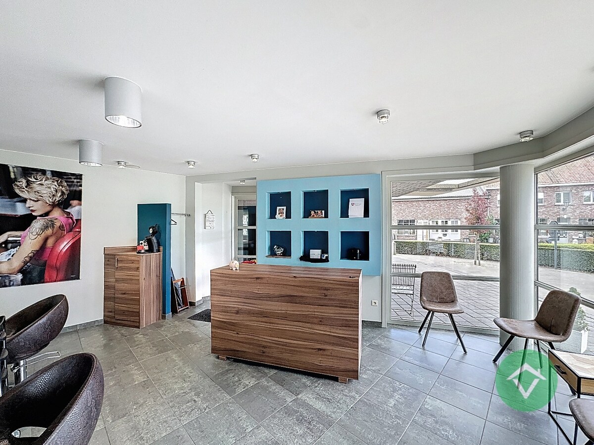 Volledig gerenoveerd handelspand met woonst en garage te Koekelare 