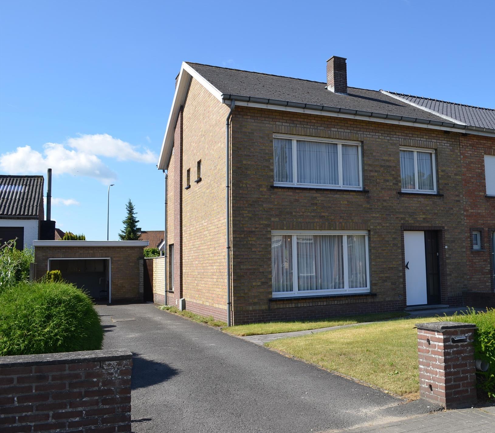 Op te frissen woning op 709m² rustig gelegen te Adegem 