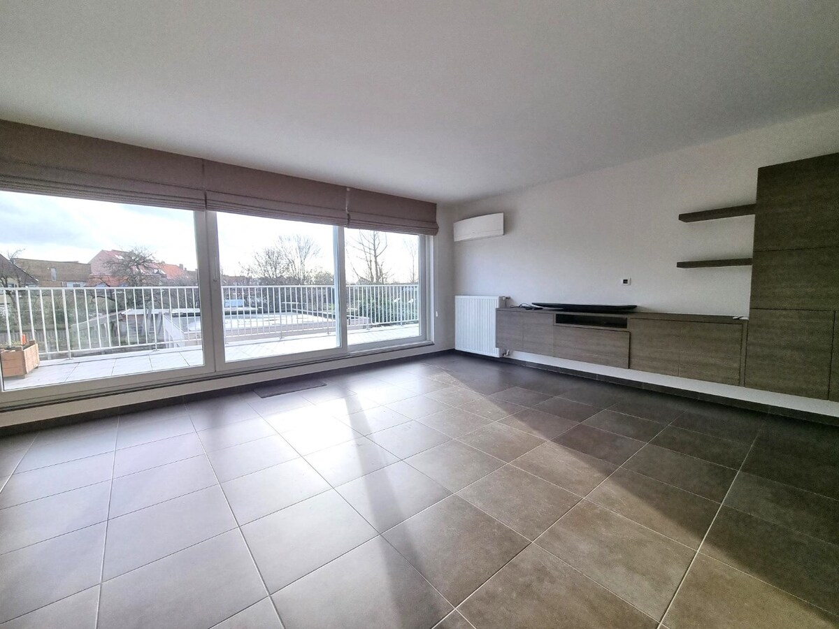 Zeer ruim, breed en lichtrijk woonappartement met groot zongericht terras 