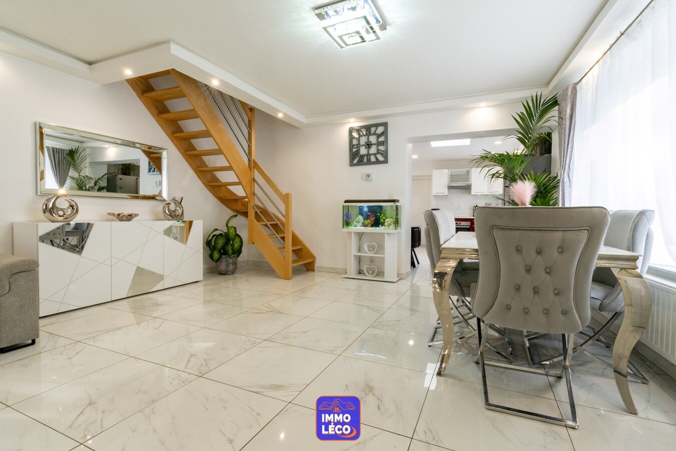 3 façades rénovée avec garage, parking 2voit. et grand entrepôt attenant ! 