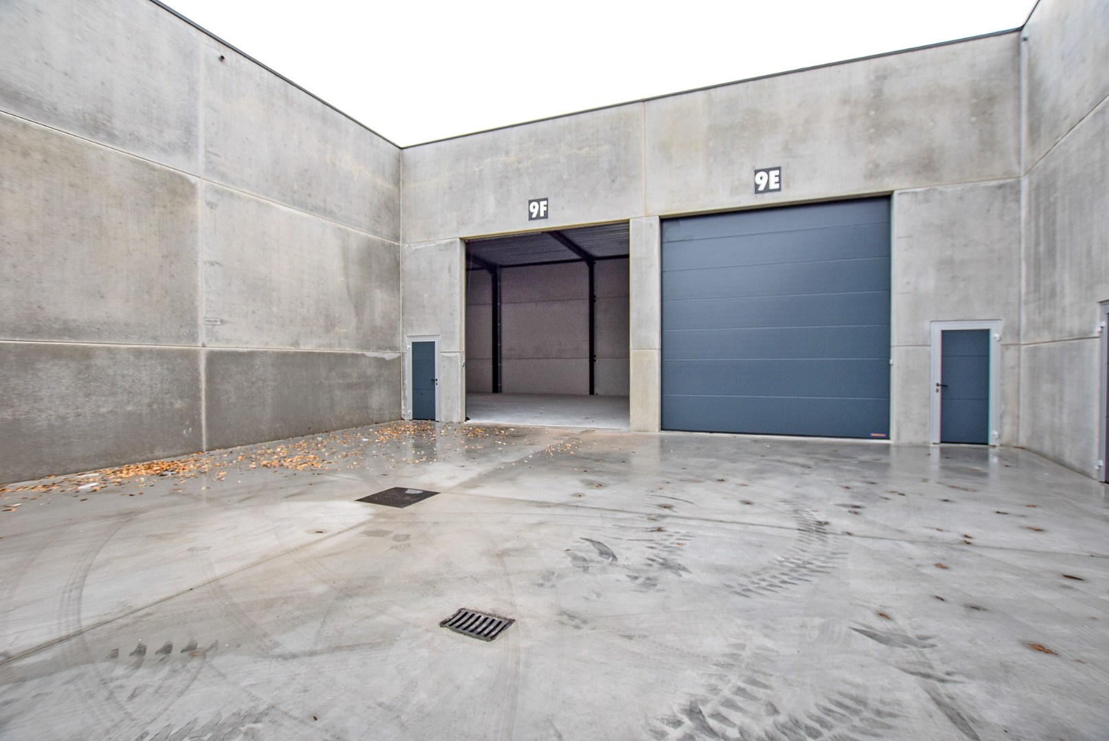 Geïsoleerde nieuwbouwloods 9F (loods 5) (249m²) te huur op een industrie- ambachtzone te Vleteren. 