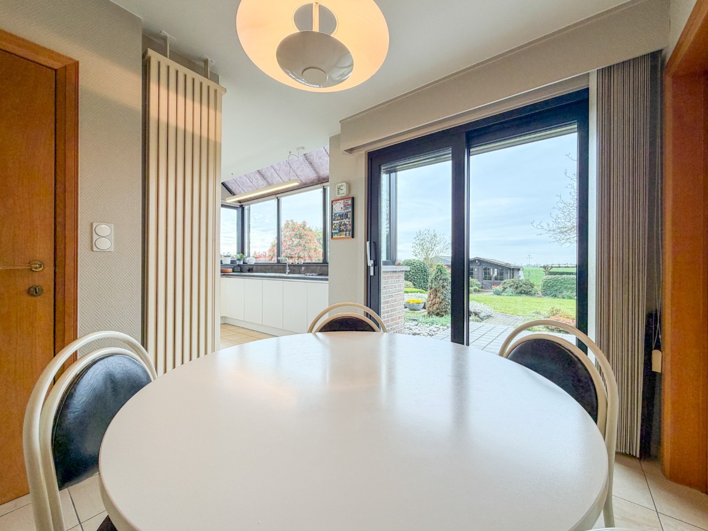 Villa op groot perceel met open zicht: 4 slaapkamers, 2 badkamers, grote tuin, topper te Torhout! 