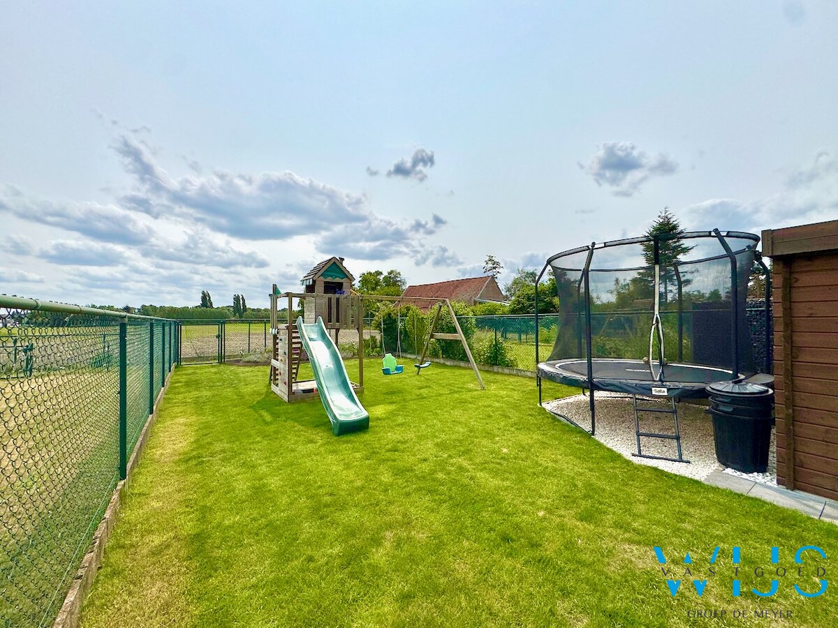 INSTAPKLAAR woonhuis met ZUIDgerichte tuin te Boekhoute ! 