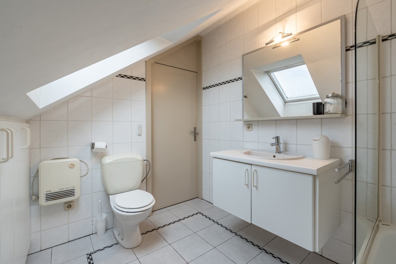 Ruim duplex appartement met 2 slaapkamers en garage. 