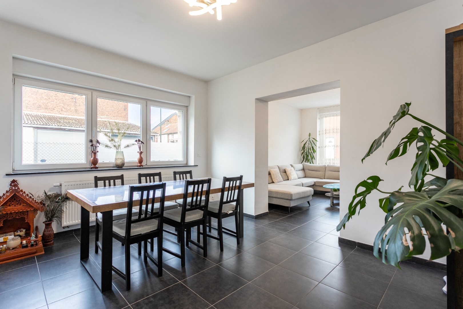 Maison rénové avec 4 chambres et local de stockage 