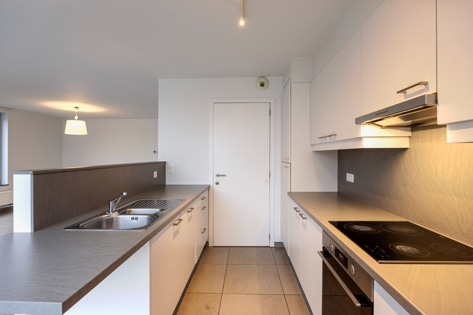 Ruim en lichtrijk appartement met 2 slaapkamers, terras en autostaanplaats vlakbij autostrade - EPC 108 kWh/m² 