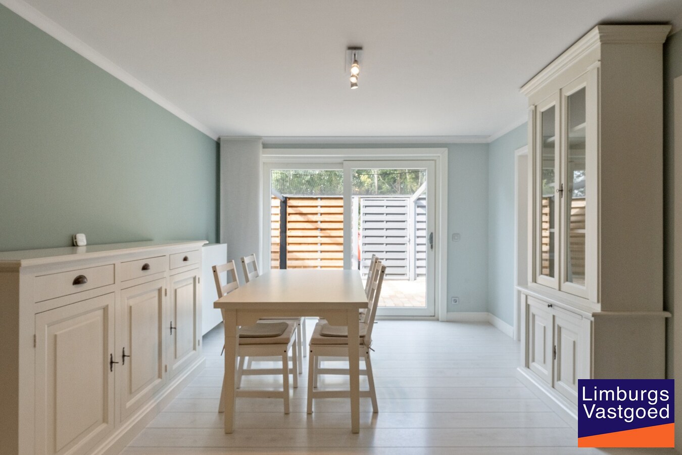 Gelijkvloers appartement, 78 m², 2 slpk, ruim terras, autostaanplaats 