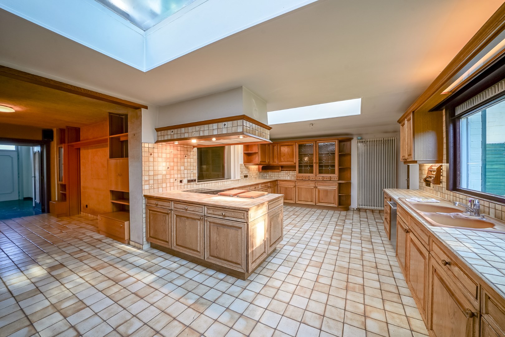 Statige villa uit de jaren ‘65 met zuidgerichte tuin in hartje Oudenburg. 