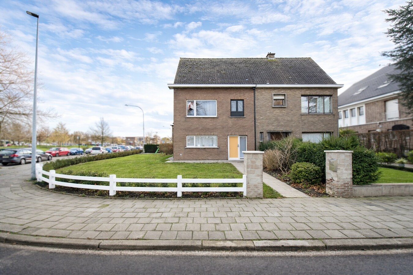 Te koop: Charmante halfopen gezinswoning met 4 slaapkamers en zuidgerichte tuin in hartje Sint-Niklaas! 