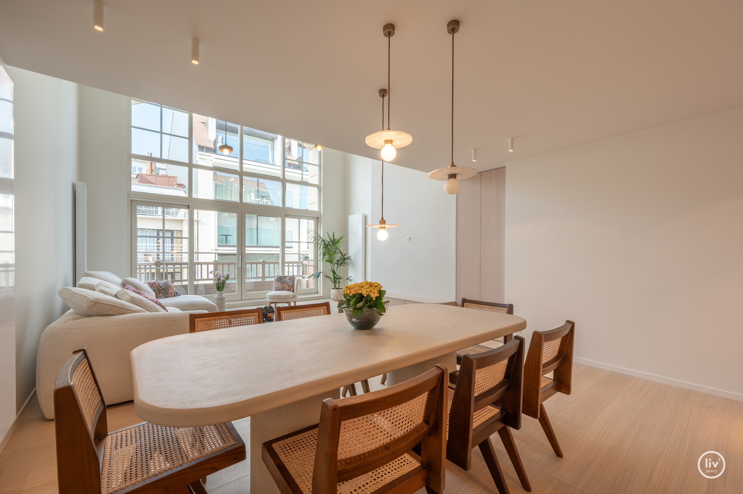 Appartement en duplex de luxe avec mezzanine, idéalement situé dans l'avenue Nellens à Knokke (avec possibilité d'acheter un box garage double intégré) 