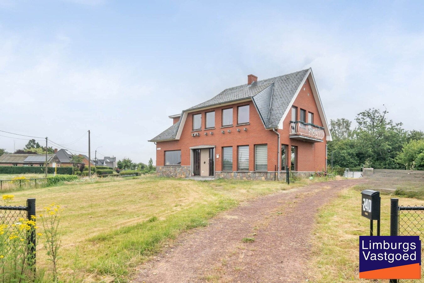 Ruime gezinswoning met 4 slaapkamers, garage, op 18a60ca 