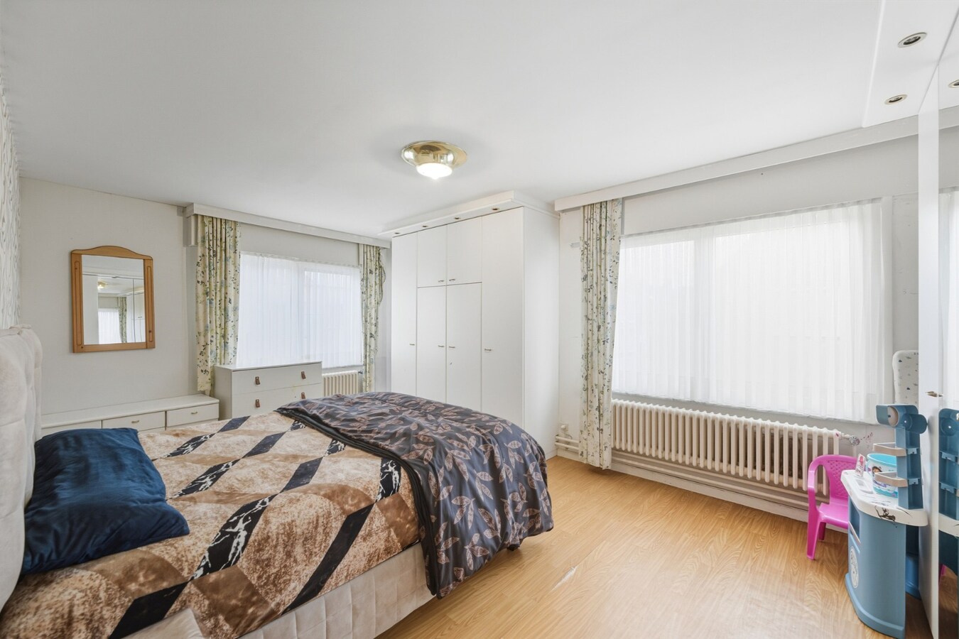 Instapklare, lichtrijke bel-etage woning met ruime garage en terras op centrale ligging 