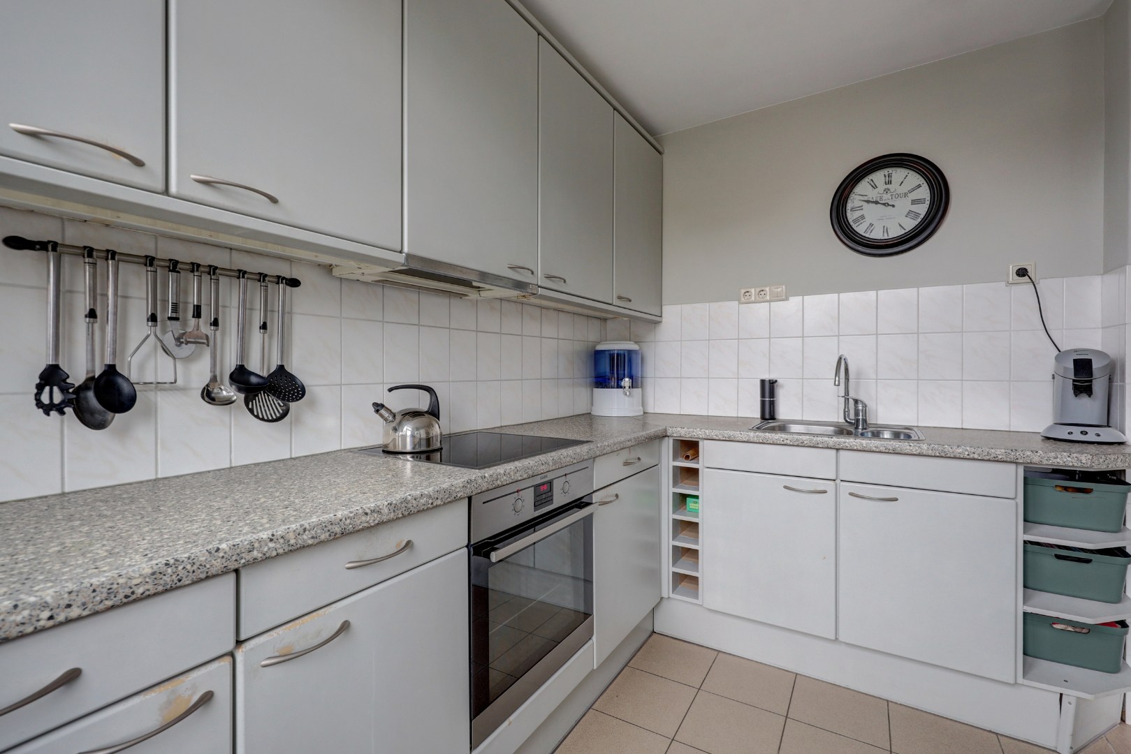 Lichte 4-kamer tussenwoning met eigen garage, 3 slaapkamers, onderhoudsvriendelijke tuin met berging en gelegen op eigen grond! 