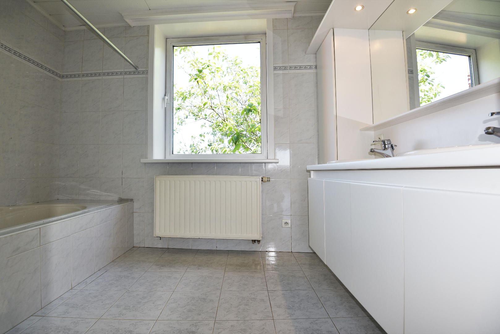 Ruim lichtrijk app. met 3 slpks en garage te Maldegem 