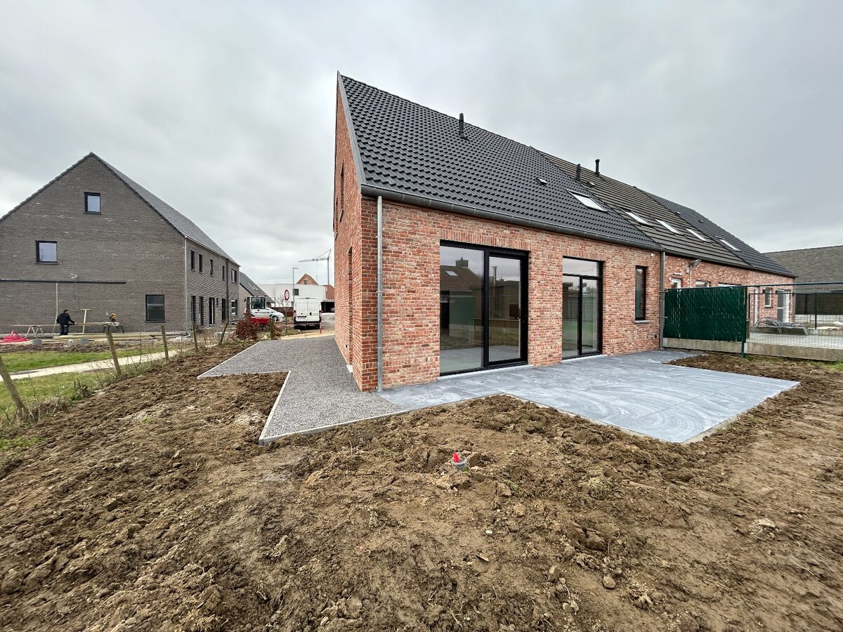 Uitstekend gelegen, halfopen nieuwbouwwoning op een boogscheut van het Centrum van Roeselare 