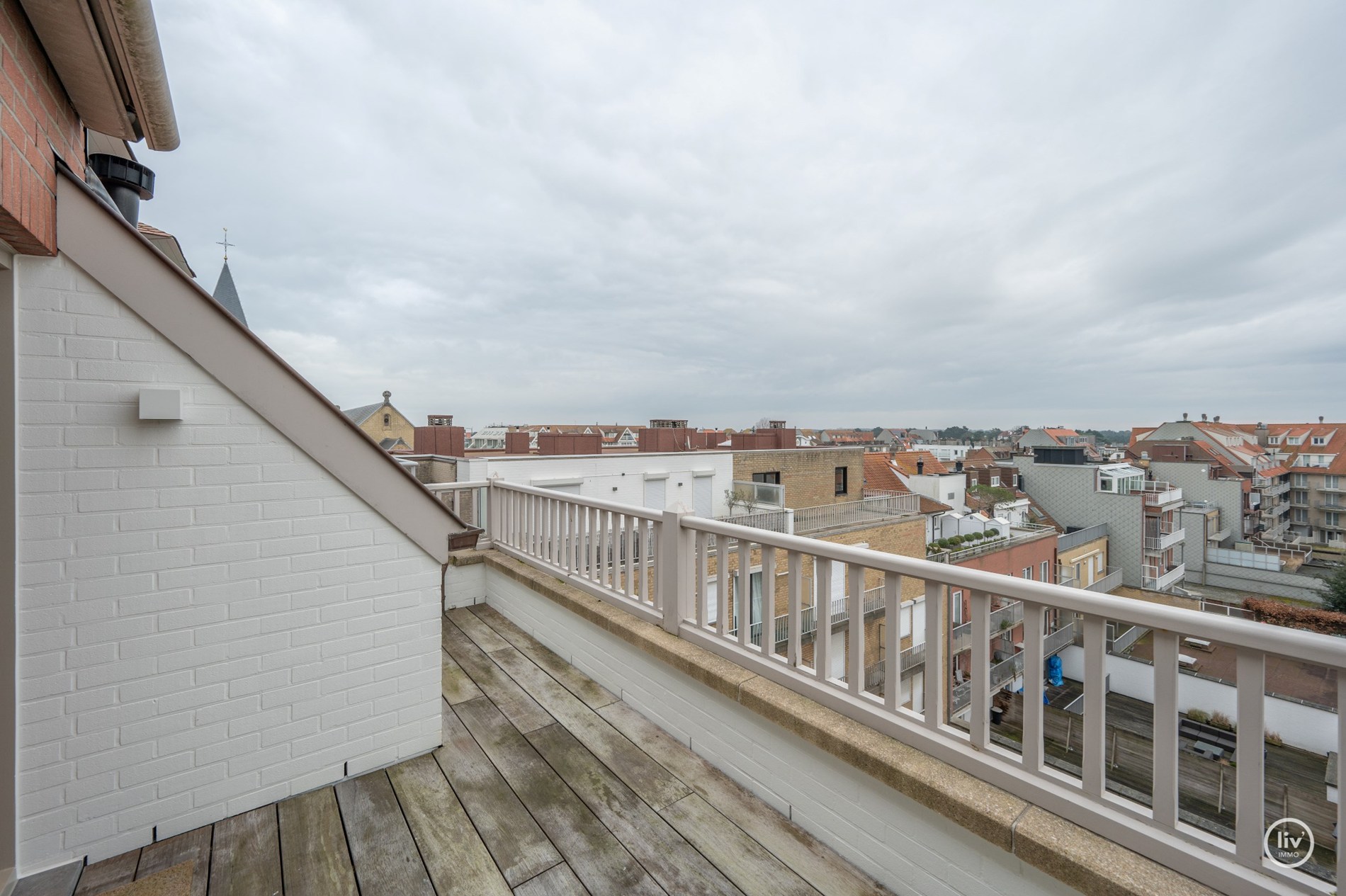 Prachtig gerenoveerd duplexappartement, ideaal gelegen vlakbij de Heilig Hartkerk in het hart van Knokke. 