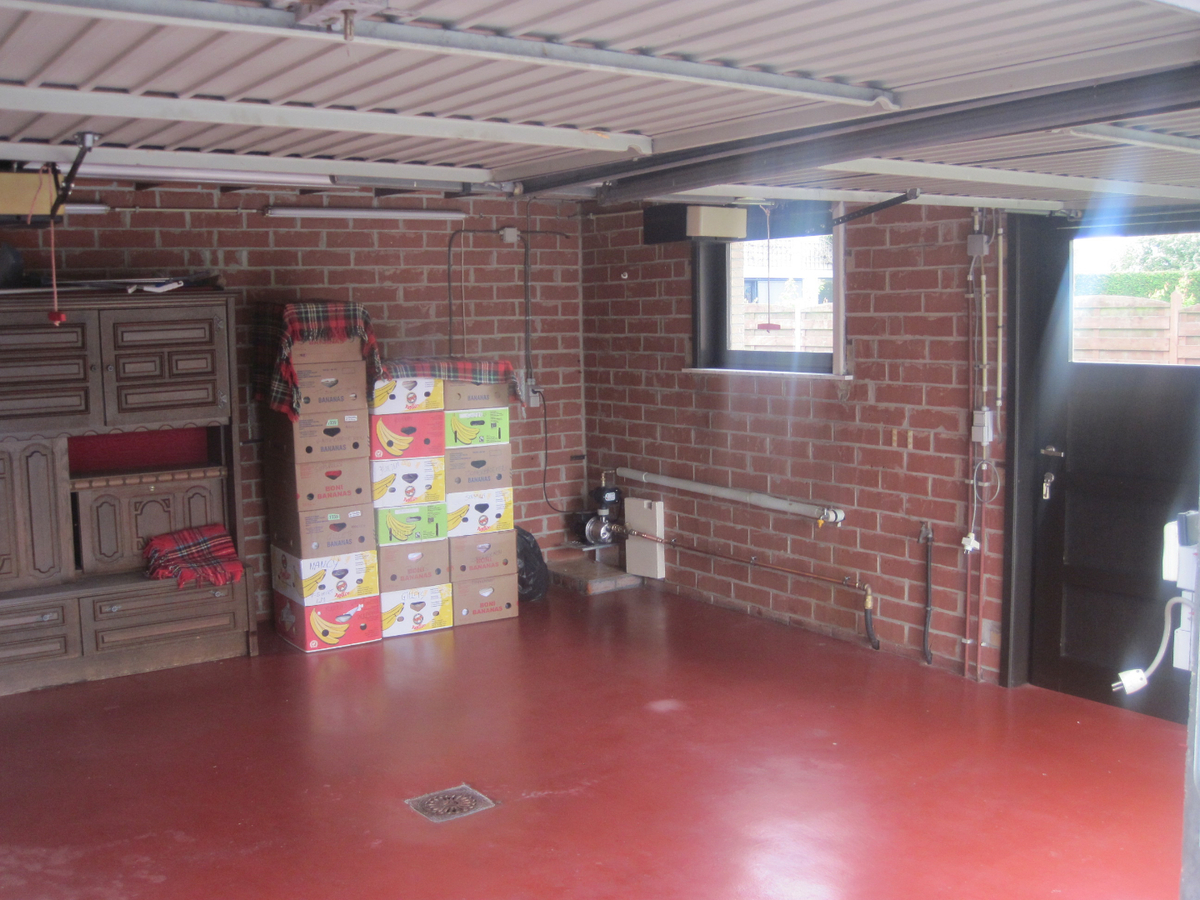 Bijzonder degelijke en ruime Half Open Bebouwing. 