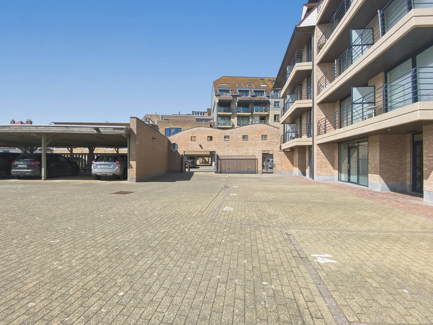 Op te frissen 2-slaapkamerappartement (73m²) te Koksijde Sint-Idesbald. 