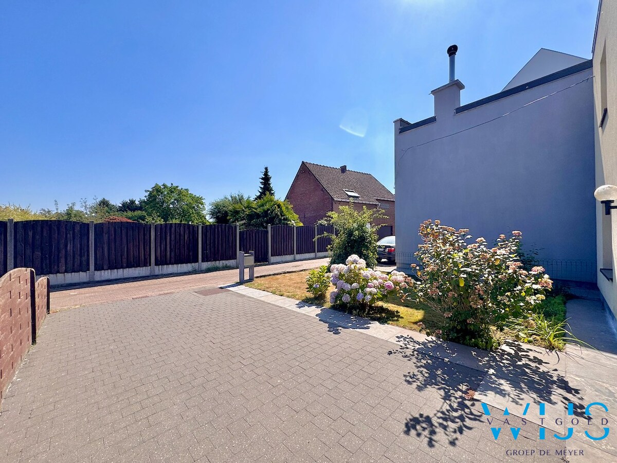 Praktisch en rustig gelegen woning met garage &amp; toffe tuin te Zelzate! 