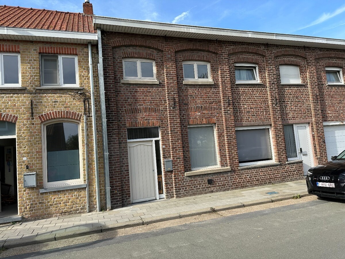 Vlot bereikbare woning met terras, tuin en achterliggende garage 