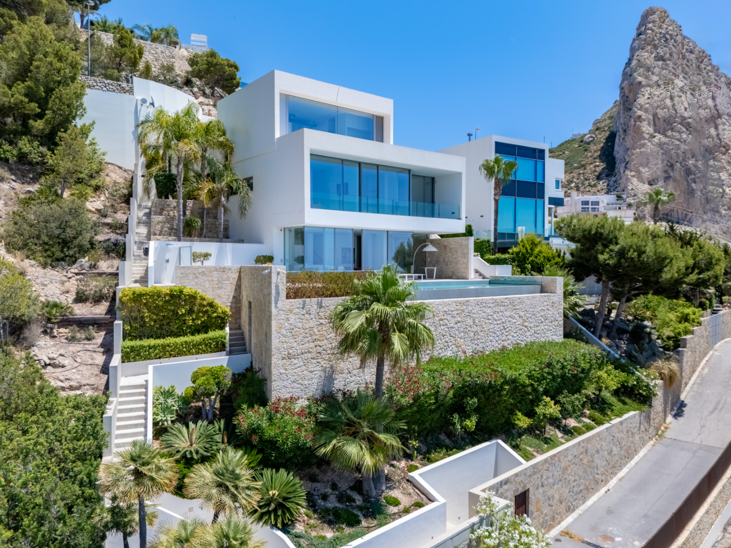 Luxe architectenvilla in Mascarat – Altea met panoramisch zeezicht en extra bouwgrond 