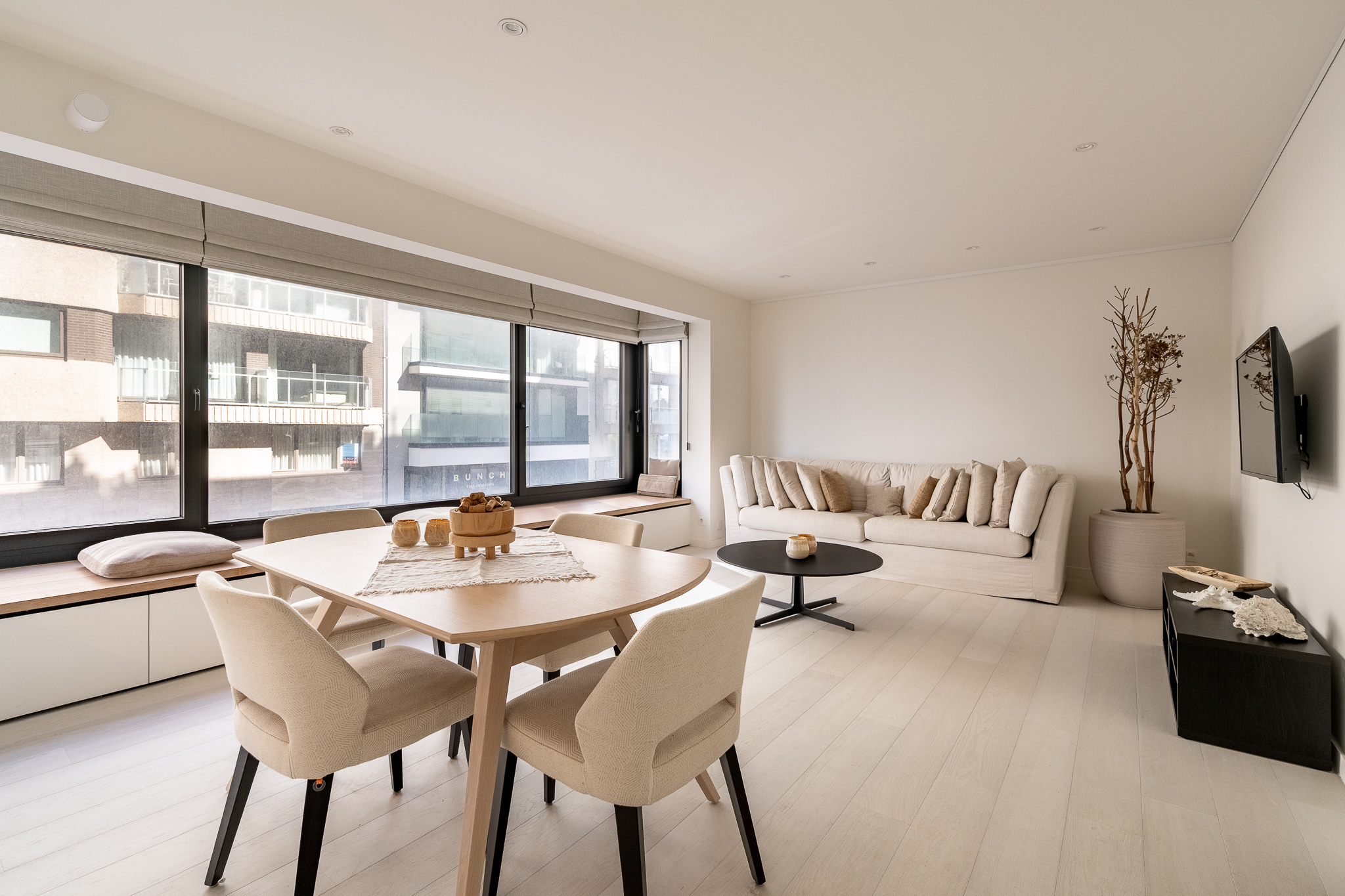Appartement rénové avec style, offrant une vue latérale sur la mer, au cœur du Zoute. 
