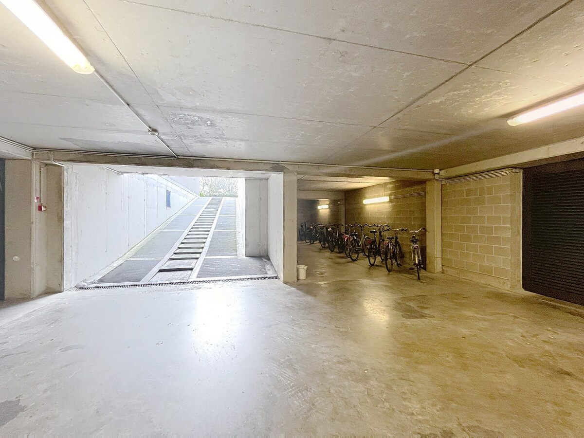 Commercieel kantoor op toplocatie in Aalter met 5 bureau ruimtes 
