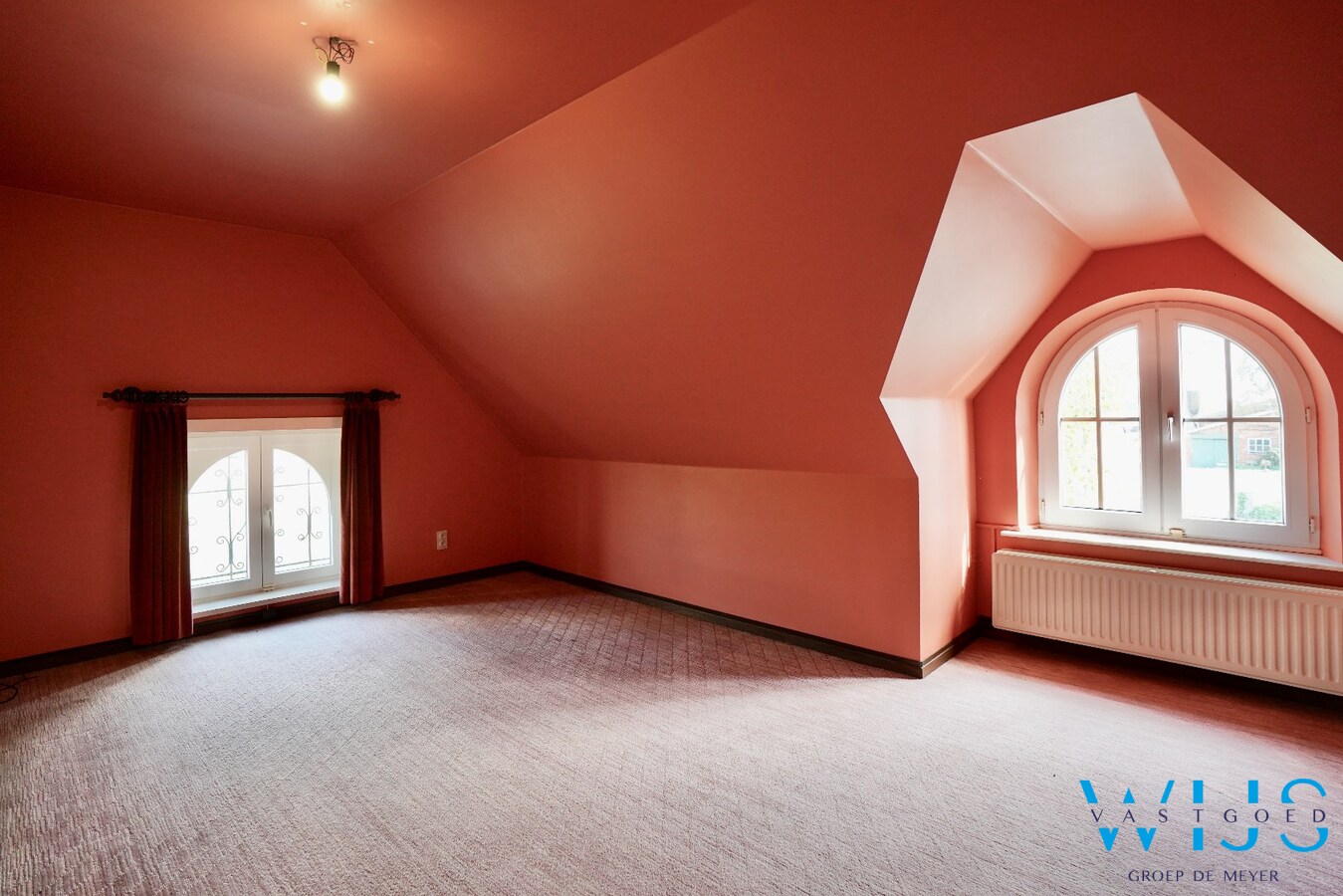 Karaktervolle woning met voormalige horecaruimte en uitzonderlijk veel ruimte 