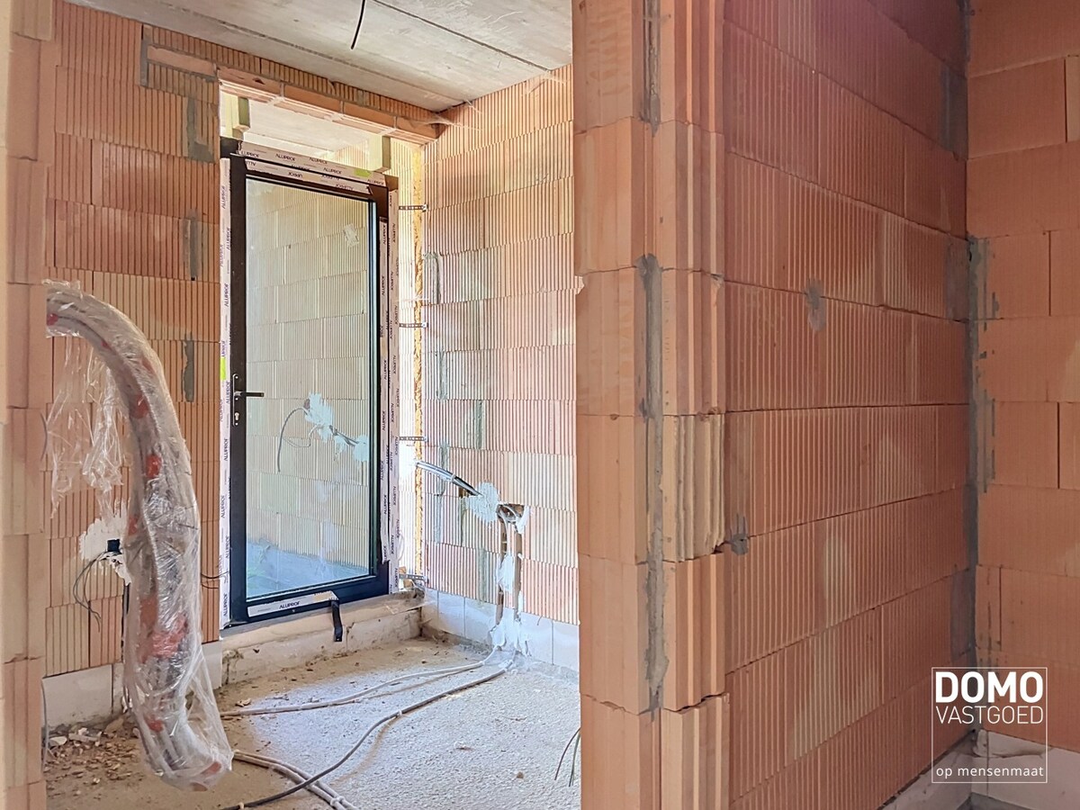 MODERNE NIEUWBOUWWONING IN AANBOUW TE KURINGEN 