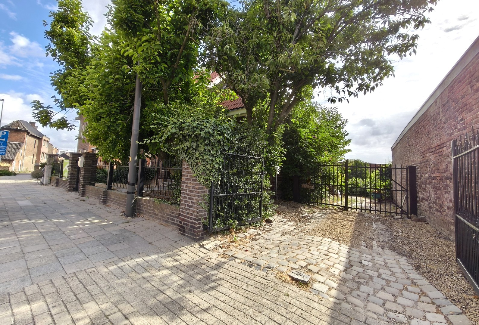 RUIME WONING MET GROTE TUIN EN GARAGE 