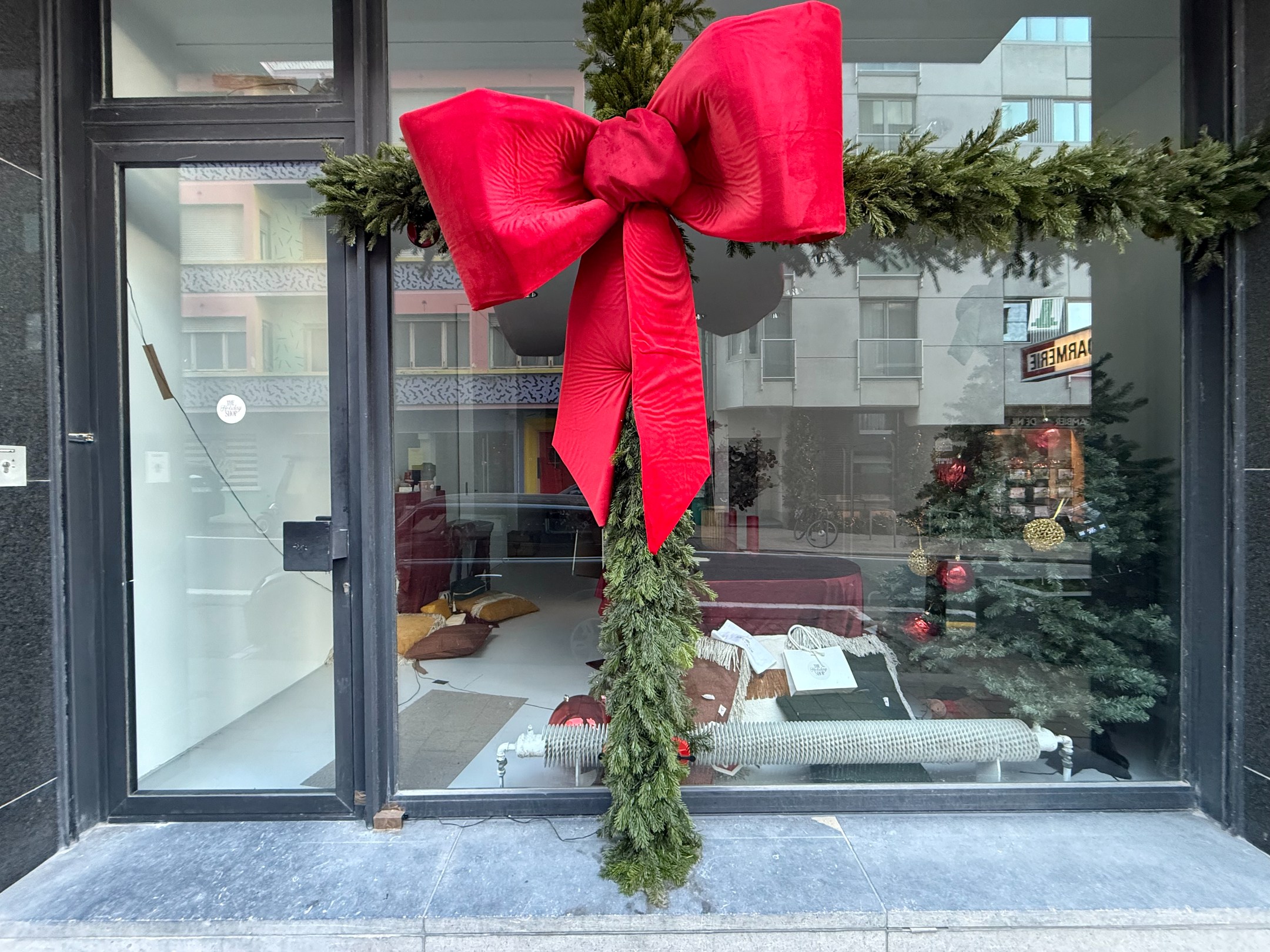 Local commercial situé dans la rue de la Plage (une rue adjacente de la Kustlaan), au cœur de Knokke-Zoute. (EMPLACEMENT UNIQUE) 