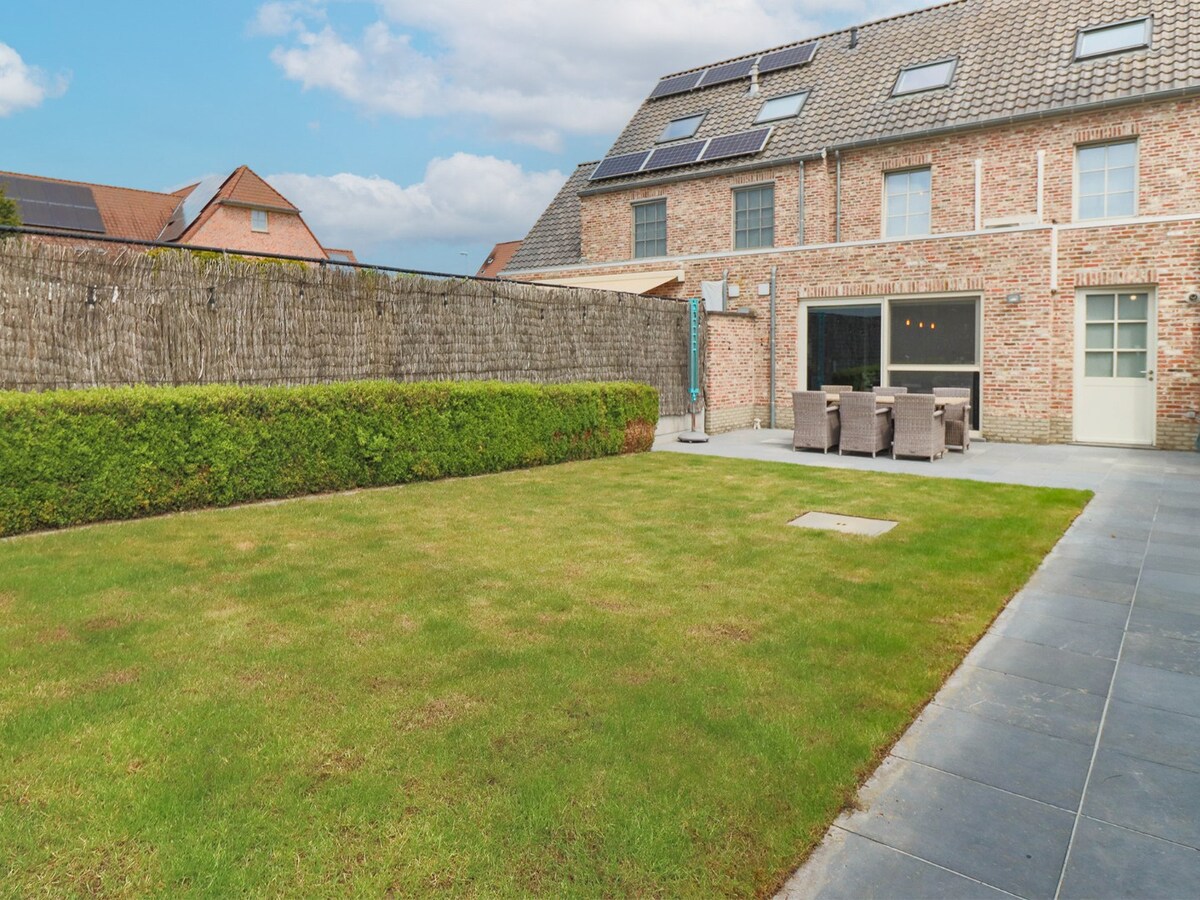 Instapklare recente woning met garage te koop in Heule ! 