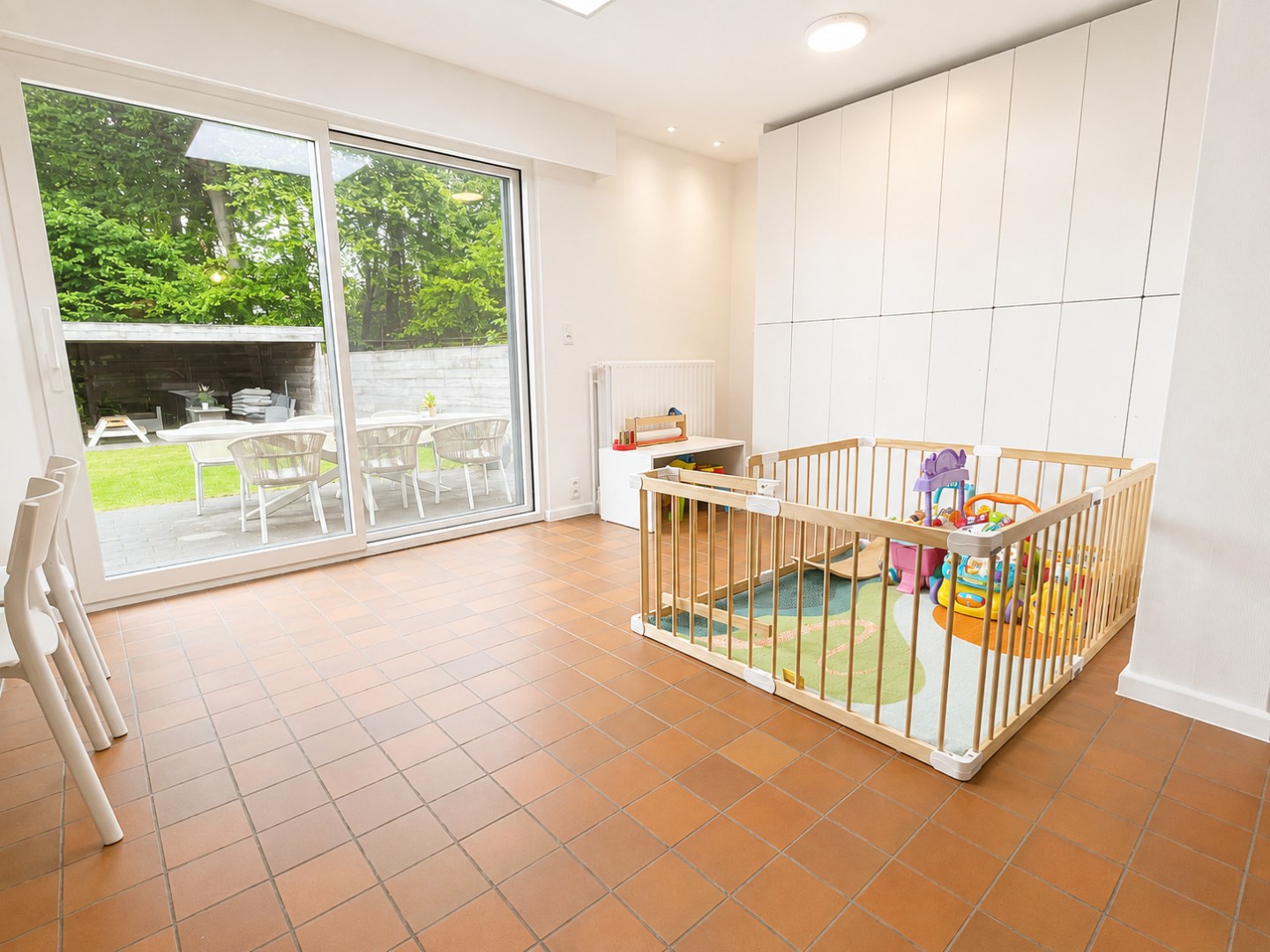 Gerenoveerde halfopen bebouwing met 4 slaapkamers, bureau, tuin en garage in Brasschaat 