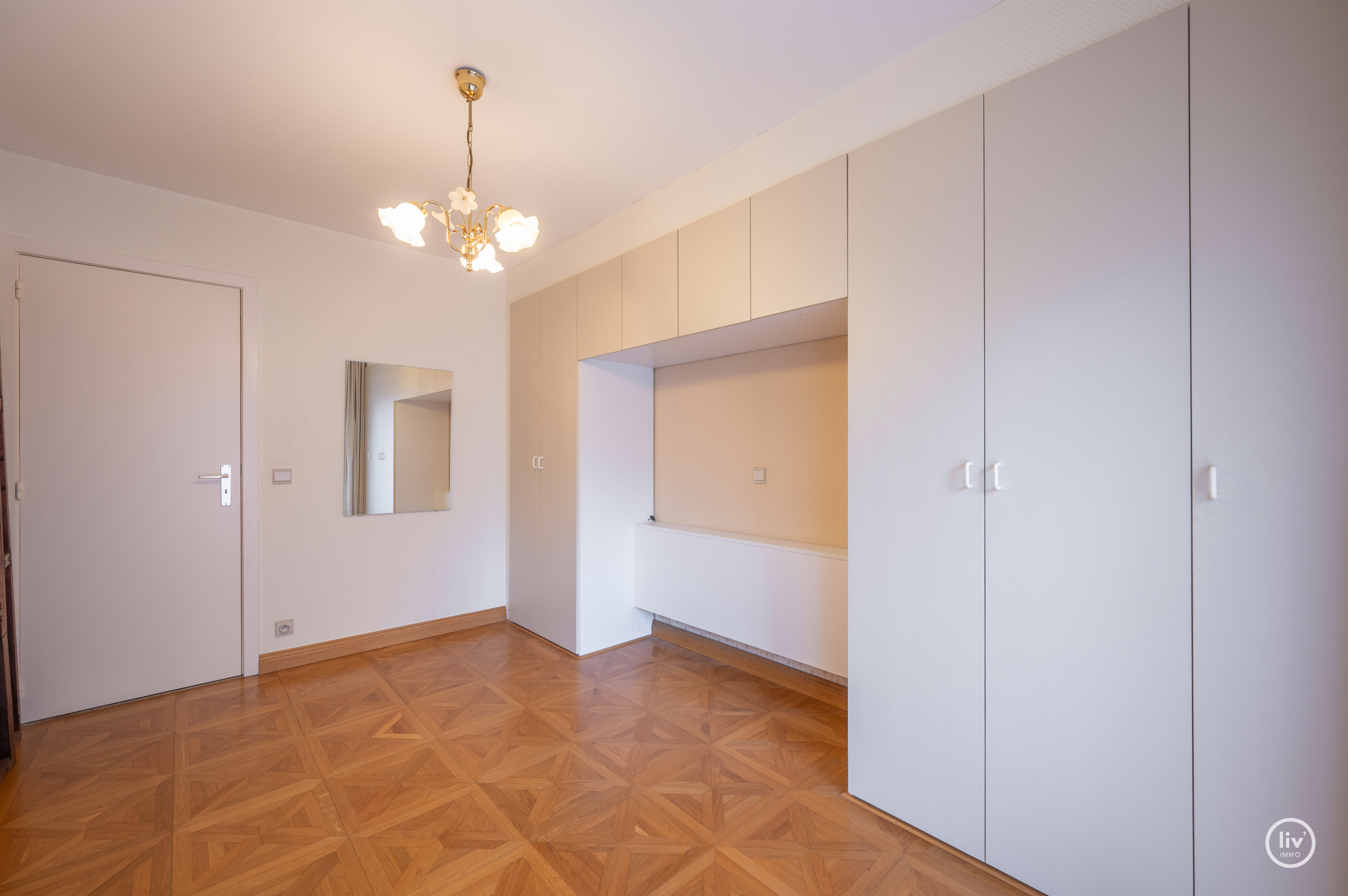 Ruim op te frissen appartement, gelegen op wandelafstand van de zee dichtbij de Lippenslaan. 