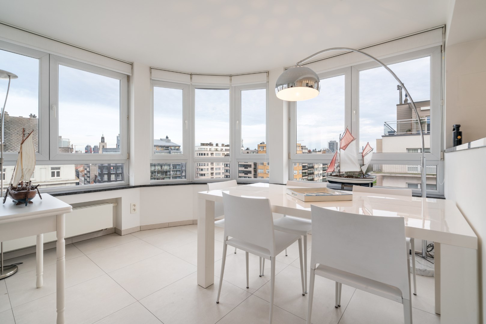 PRACHTIG GERENOVEERD 2-SLAAPKAMER APPARTEMENT OP TOPLIGGING 