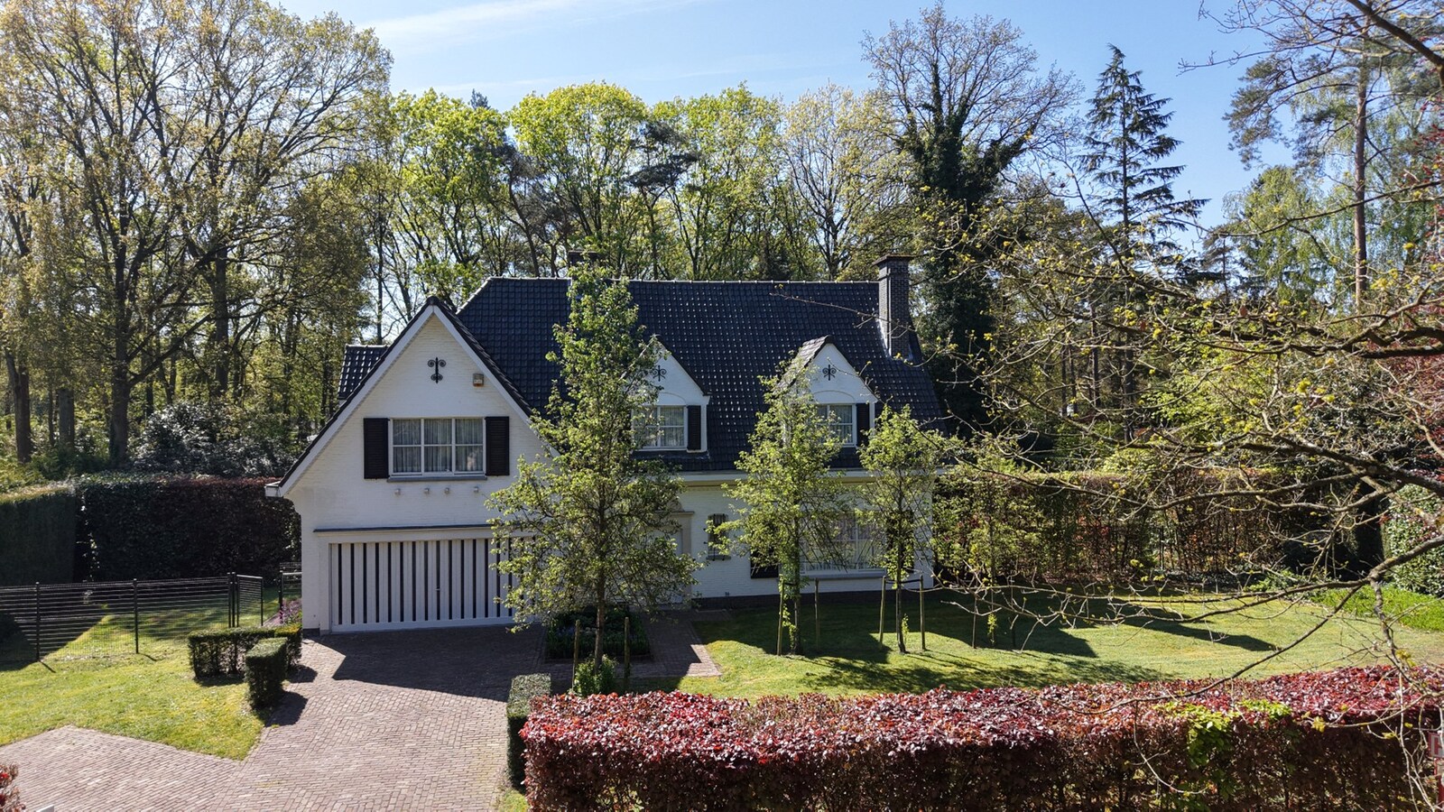 Klassieke villa op een perceel van 3.890 m² met een straatbreedte van 40 meter en Zuid-Oriëntatie te Schilde 