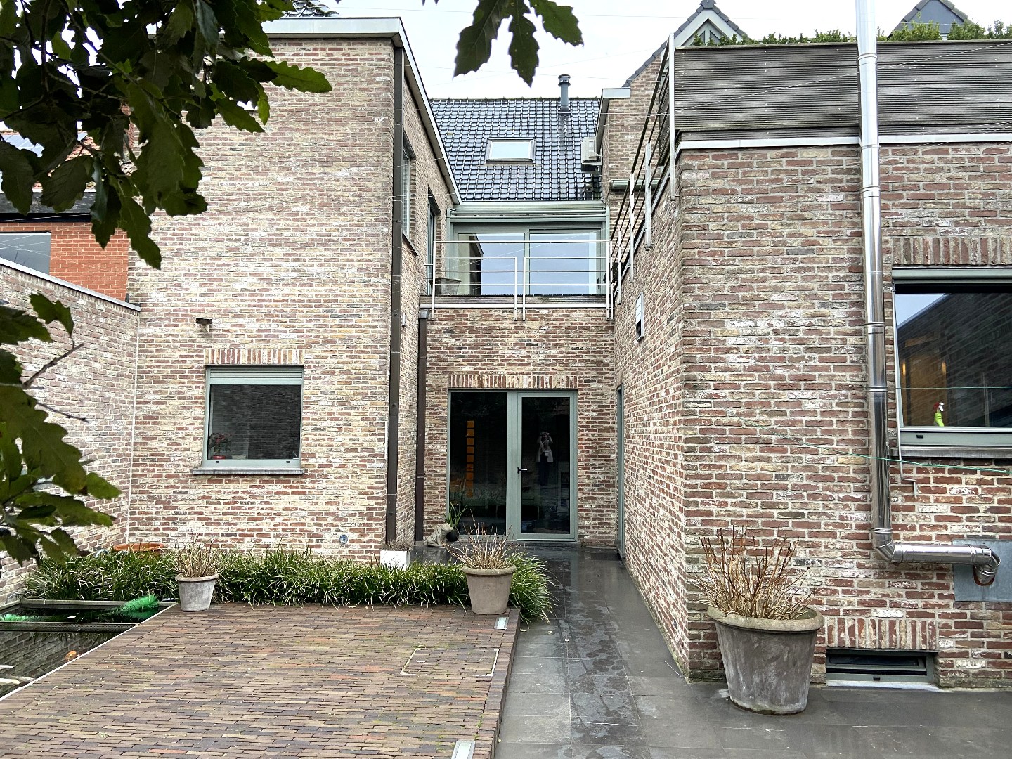 Multifunctioneel handelspand met luxueuze woonst op centrumligging in Sint-Eloois-Vijve! 