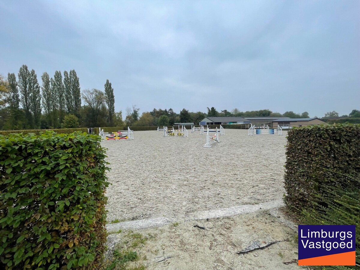 Landelijk gebouwencomplex voor paardenhouderij, op ong. 3ha 50a met stallen, weides/paddock, binnen-en buitenpiste, en woning. 
