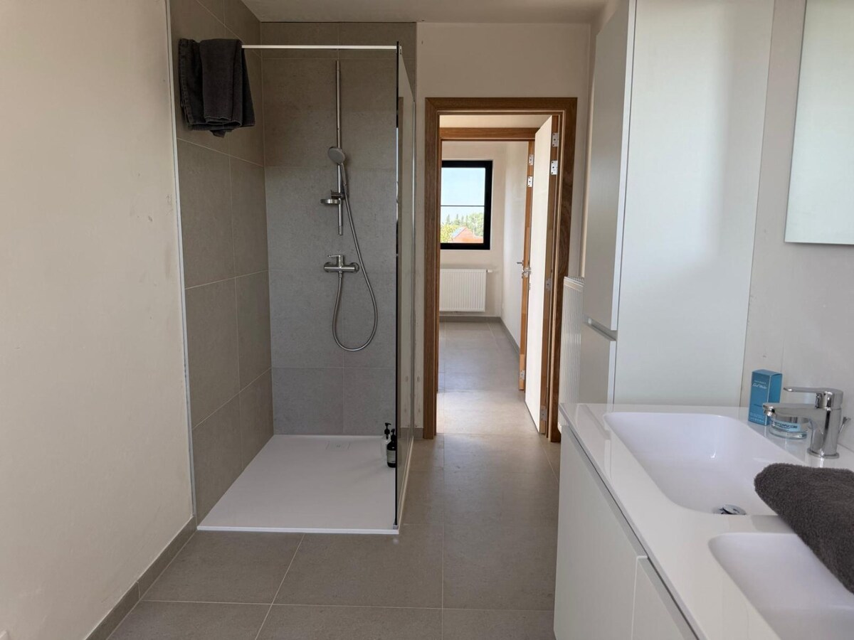 Instapklare nieuwbouwwoning in rustige recente woonwijk 