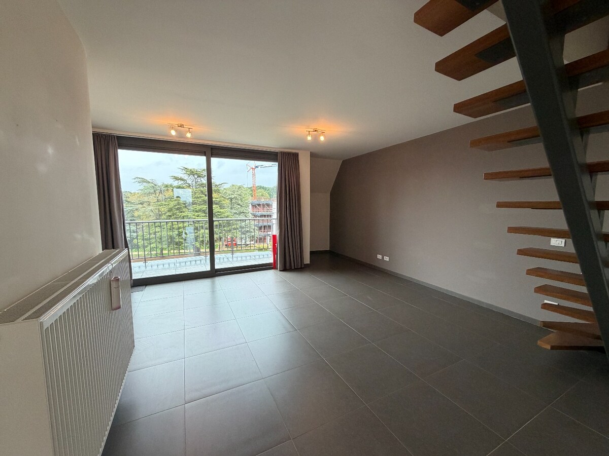 Uiterst ruim appartement (119m²)  met twee slaapkamers op de markt van Houthulst 