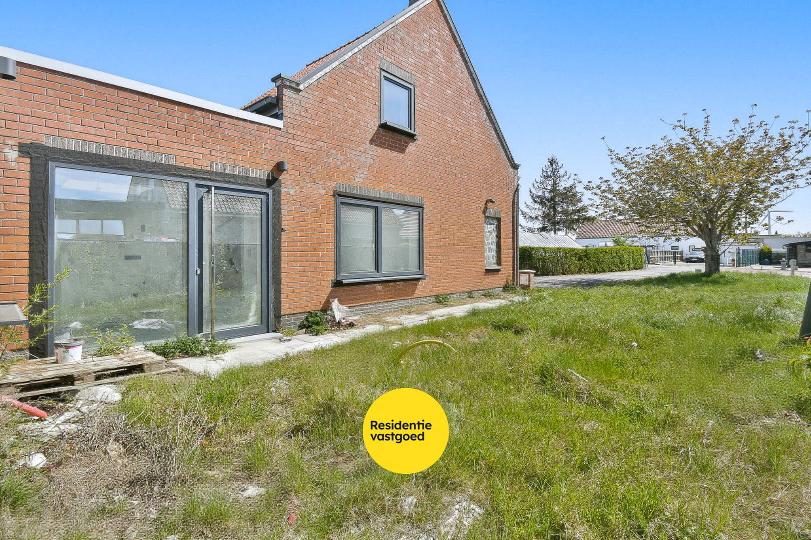 Woning met reeds aangevatte renovatie en veel potentieel 