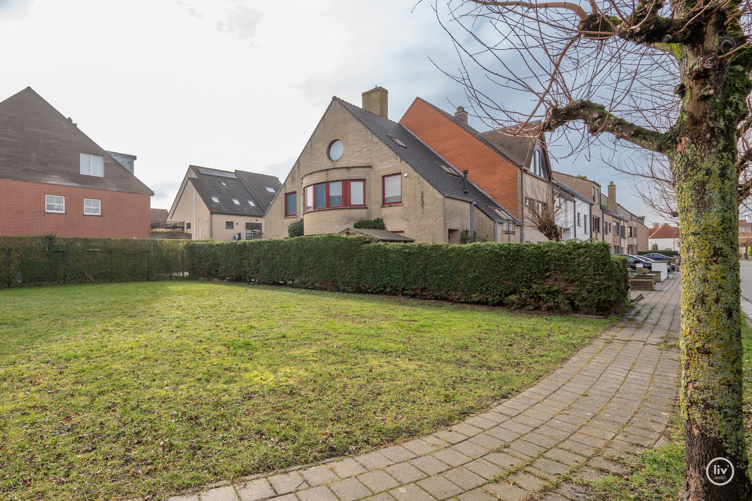 Ruime woning met 4 slaapkamers gelegen in centrum Knokke vlakbij Duinenwater. 