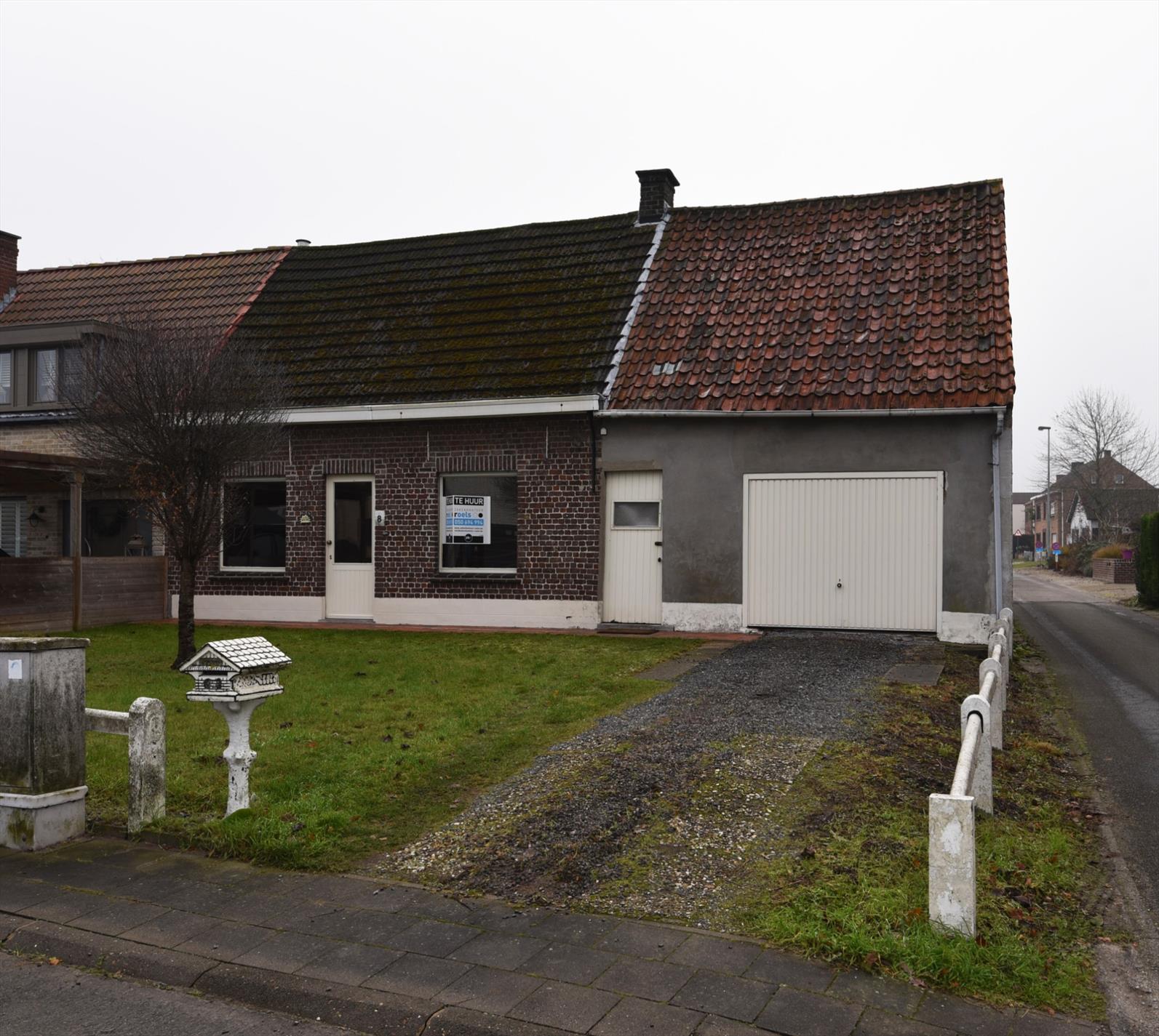 Half open bebouwing met 2 slaapkamers, tuin en garage te Maldegem. 