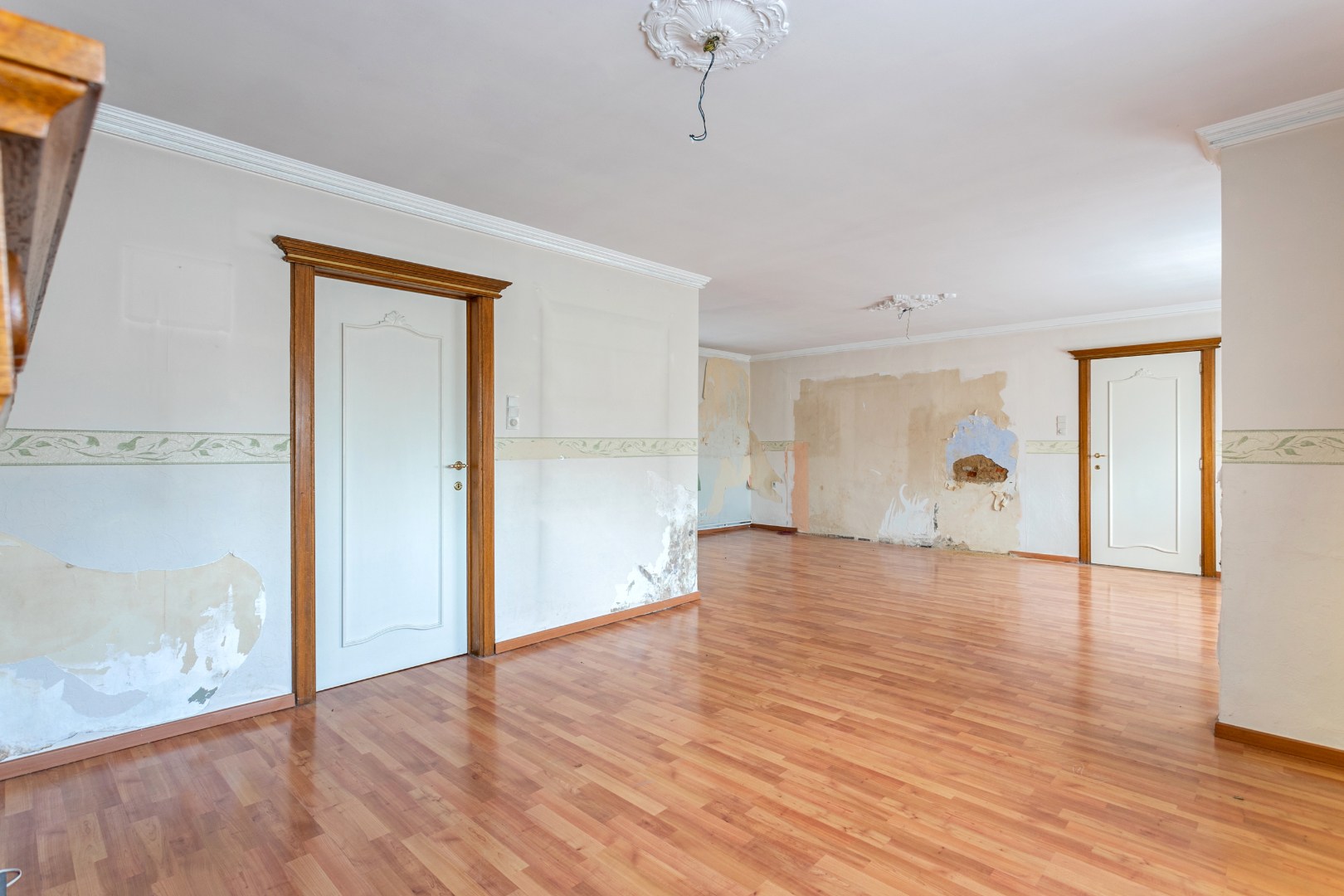 Te renoveren fermette met 3 slpk, bijgebouw en garage en mogelijkheid tot uitbreiding (bouwgrond) 