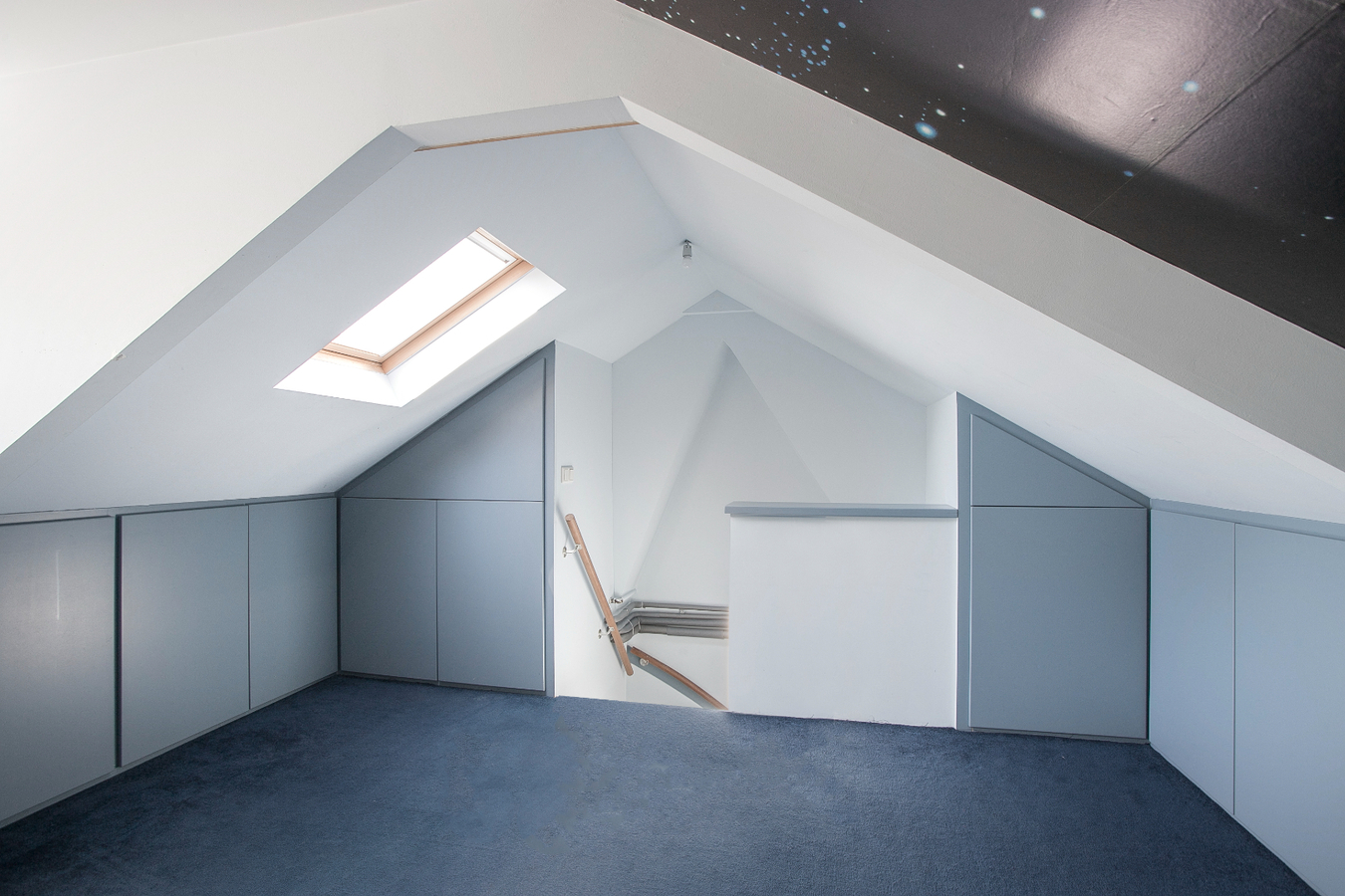 Instapklare eindwoning met 3 slaapkamers en grote zolderverdieping, berging en zonnige achtertuin. 