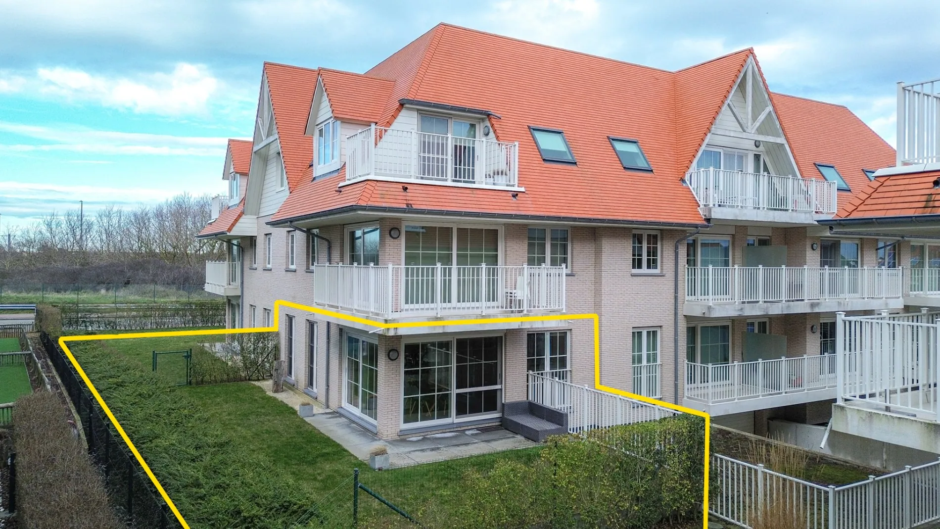 Gelijkvloers 2-slaapkamerappartement met tuin op toplocatie vlakbij de zee! 
