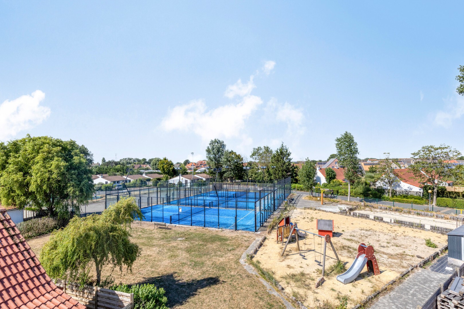 Unieke opportuniteit: horecazaak met 3 padelterreinen, terrassen en tuin te huur! 