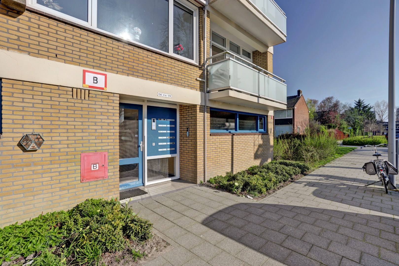 Dit 3 (voorheen 4) kamer appartement is helemaal naar eigen smaak te realiseren met 2 slaapkamers (3e slaapkamer is gemakkelijk te realiseren), 3 balkons, berging in de onderbouw en gelegen op eigen g 