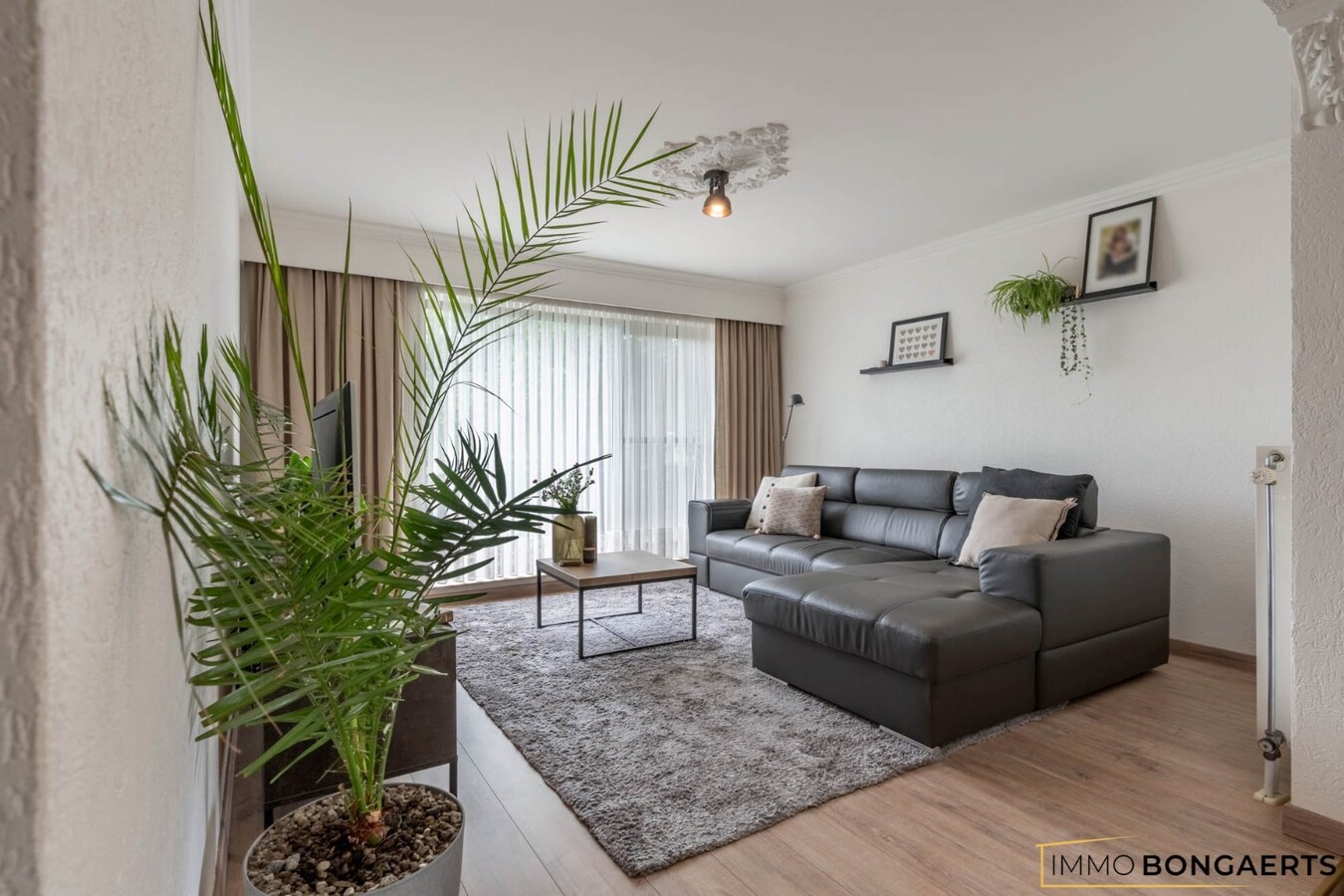 Ruim appartement met 3 slaapkamers en garage. 