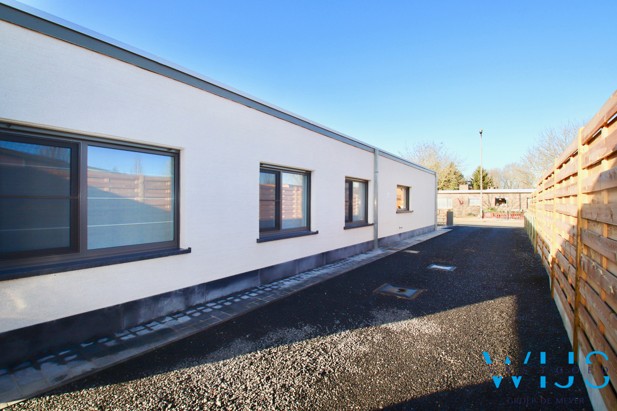 TOTAAL Gerenoveerde bungalow op een TOPlocatie in ERTVELDE ! 